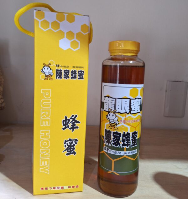 20260329_121126 龍眼蜜玻璃瓶裝 800g 實拍,單瓶提袋與龍眼蜜瓶身|陳家蜂蜜